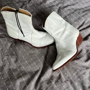 Free people short white cowgirl boots with zipper